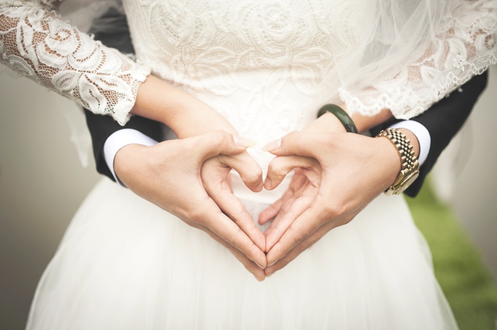Hochzeitspaar Herz mit Händen