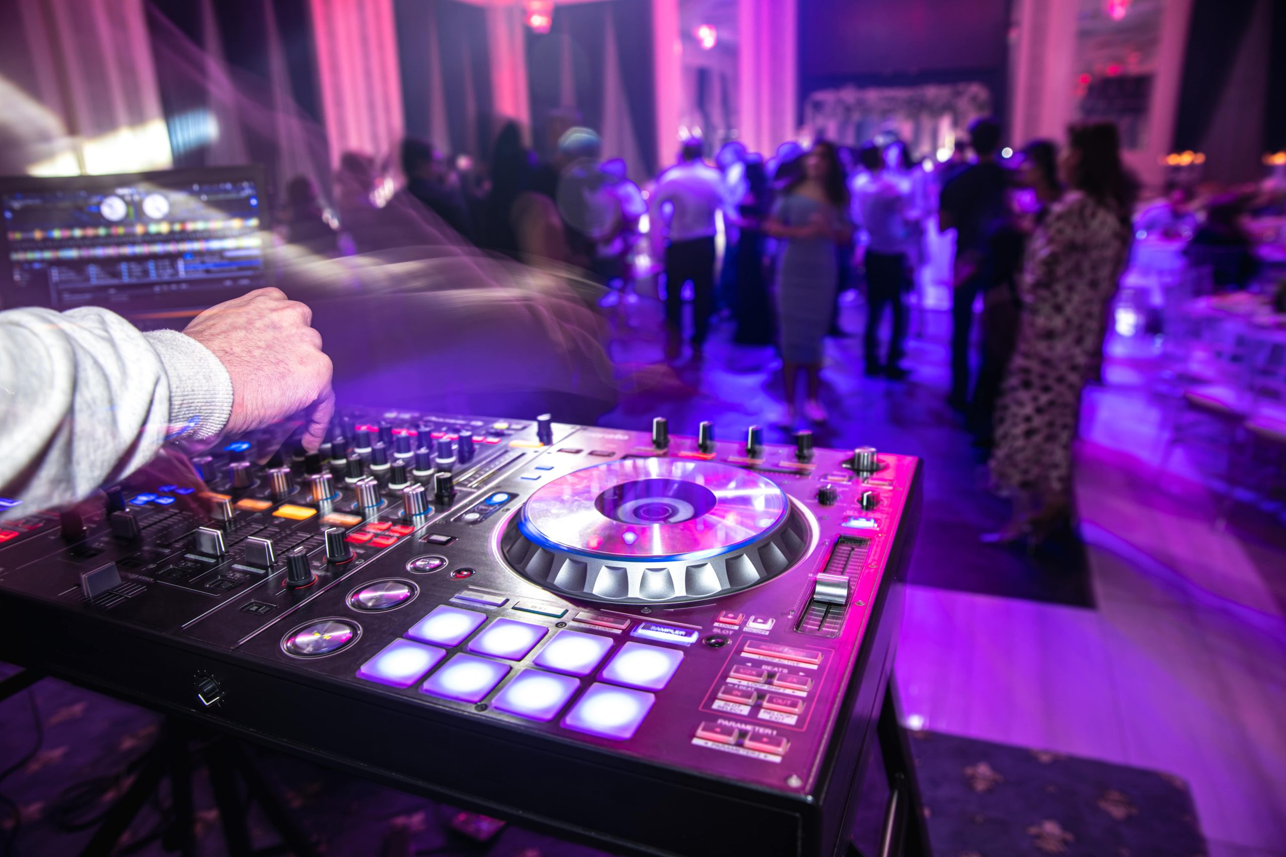 DJ Mixt Musik auf Party