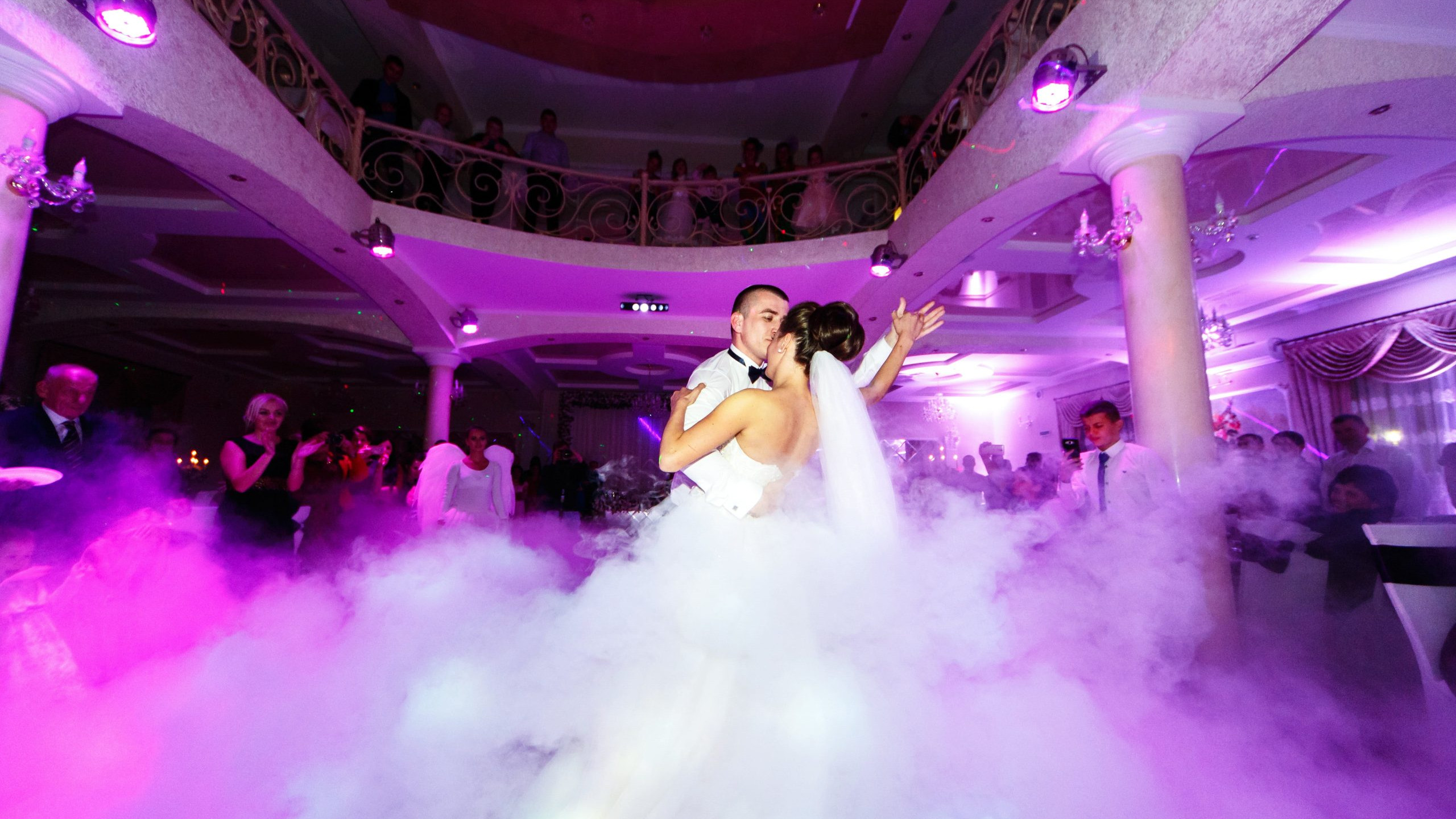 Brautpaar tanzt glücklich in der Mitte des Saals, perfekt untermalt von einem professionellen Hochzeits-DJ