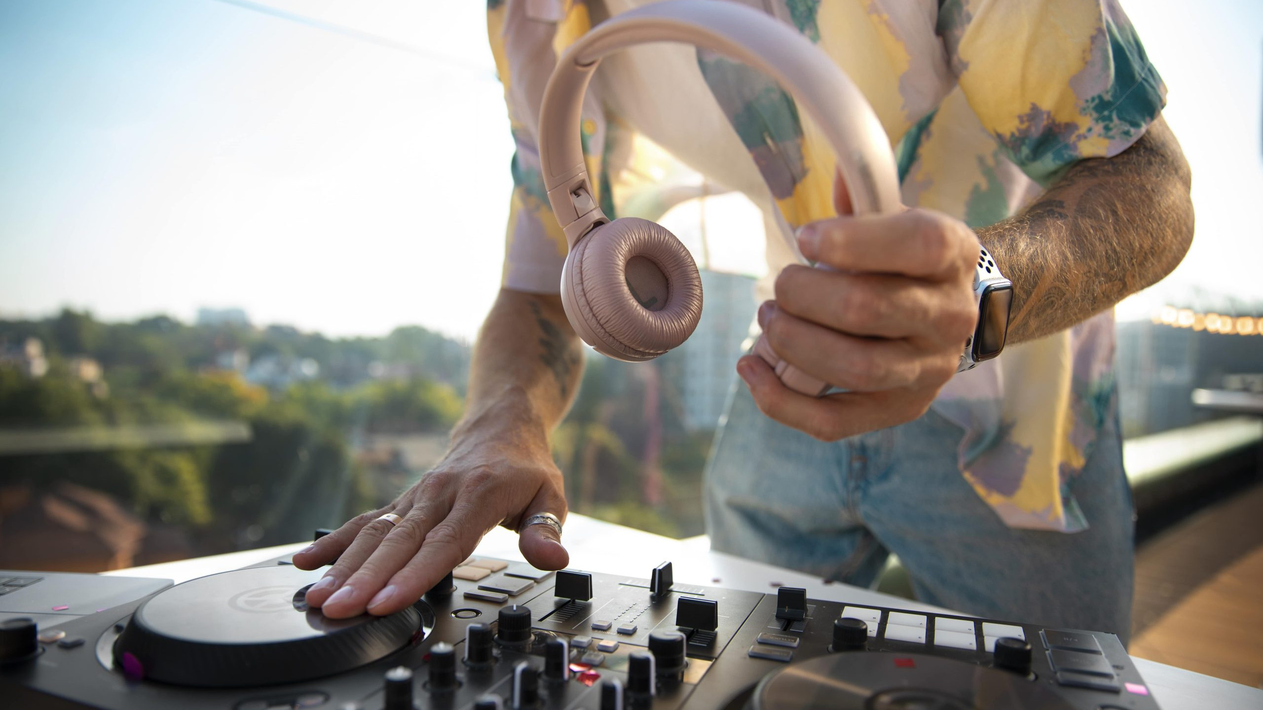 DJ mit Kopfhörern am Mischpult